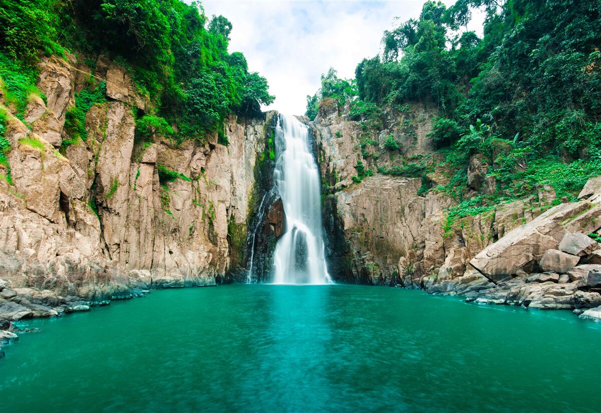 Papier peint haute chute d'eau dans les montagnes