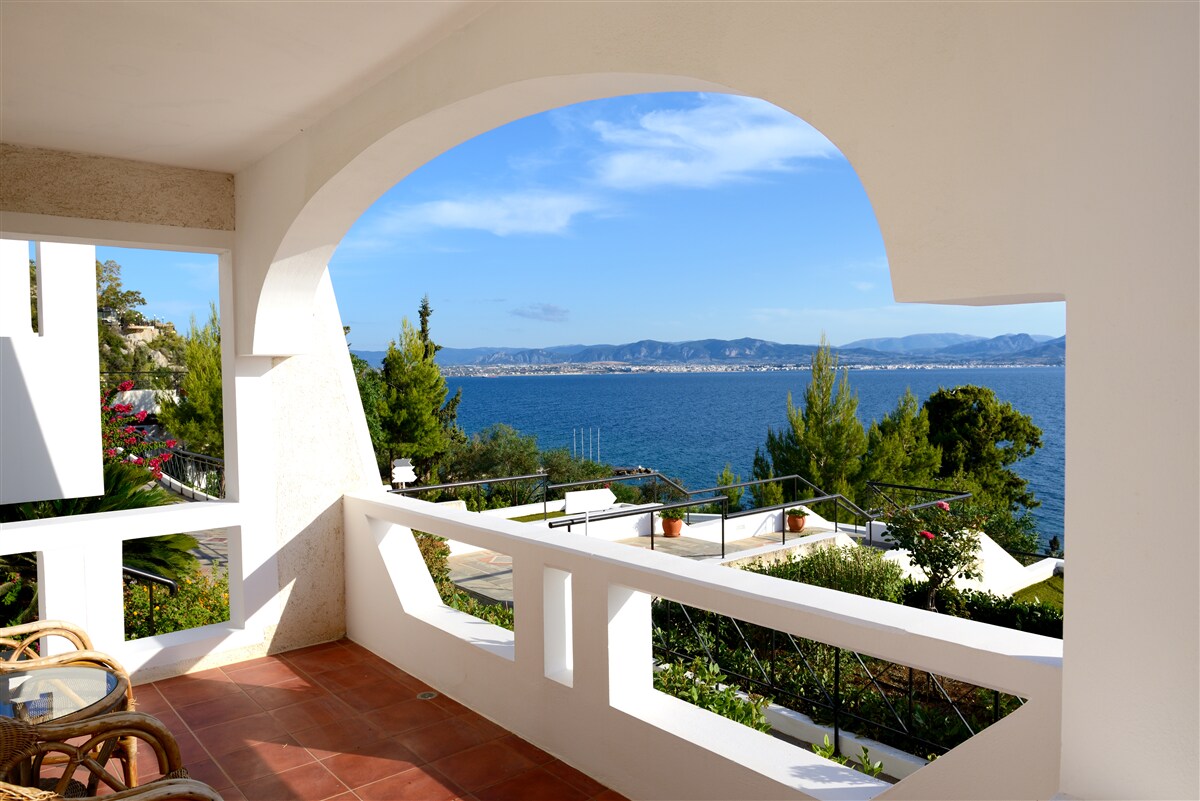 Papier peint terrasse confortable avec vue sur l'océan