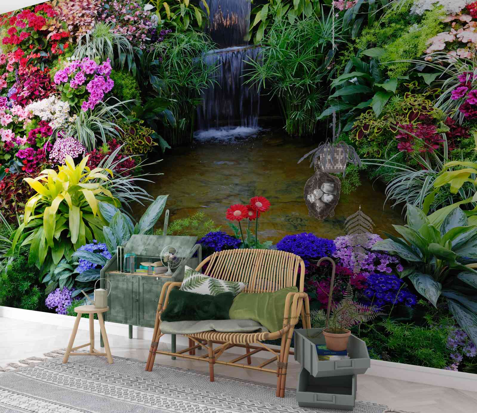 Papier peint fleurs tropicales près d'une cascade de montagne