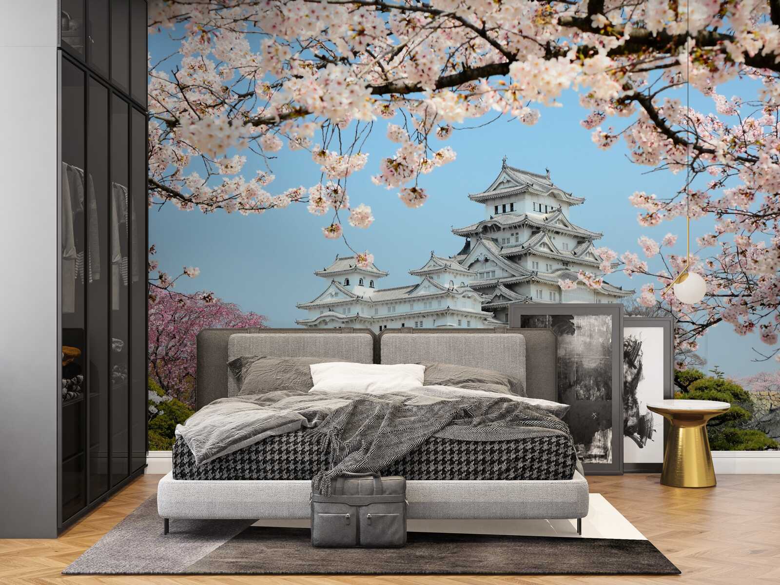 Papier peint ancienne maison japonaise avec sakura rose en fleur