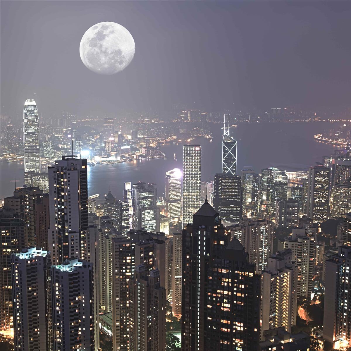 Papier peint la lune enveloppée de brume au-dessus de shanghai