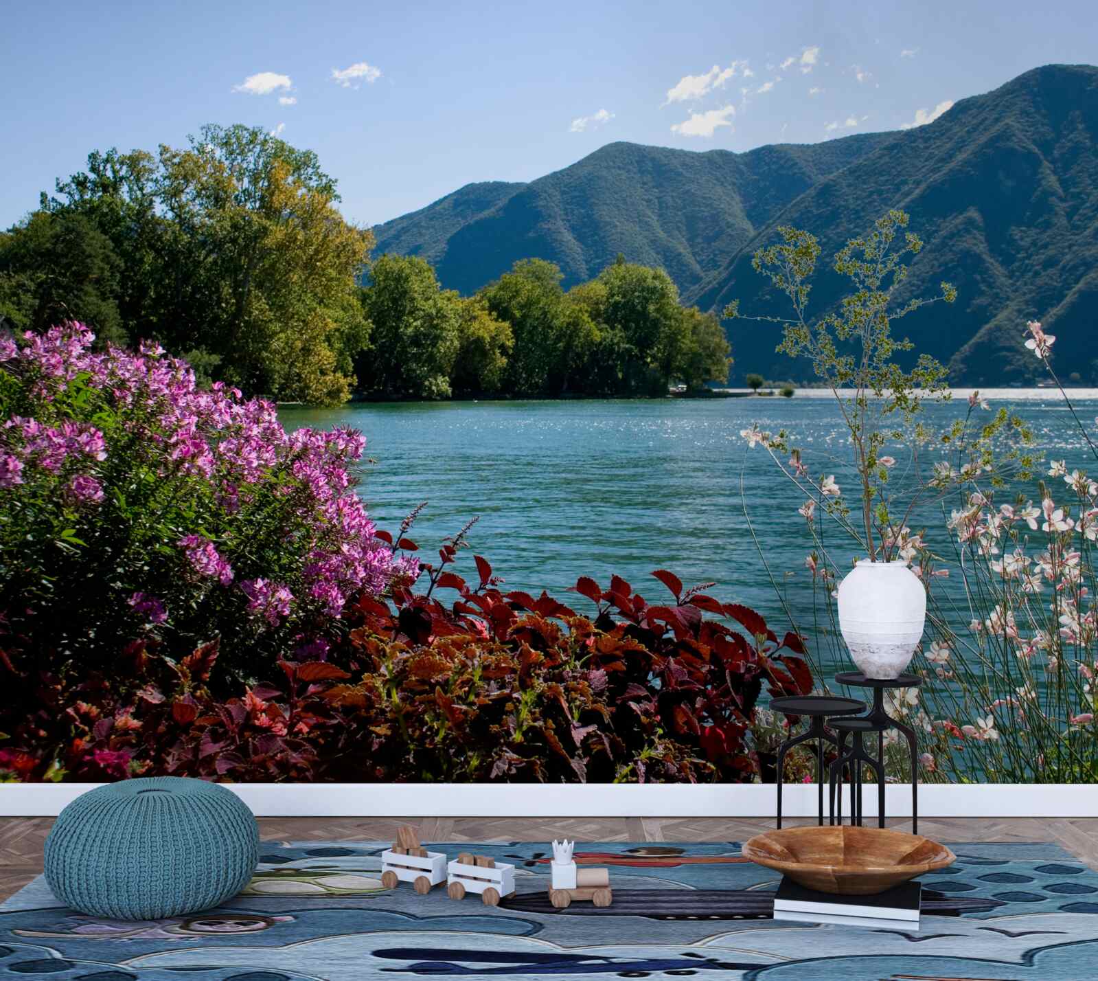 Papier peint lac de montagne paisible et plantes d'été en fleurs