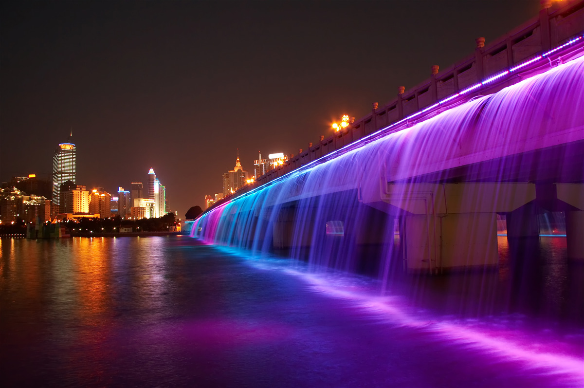 Papier peint éclairage de l'eau luminescente près du pont