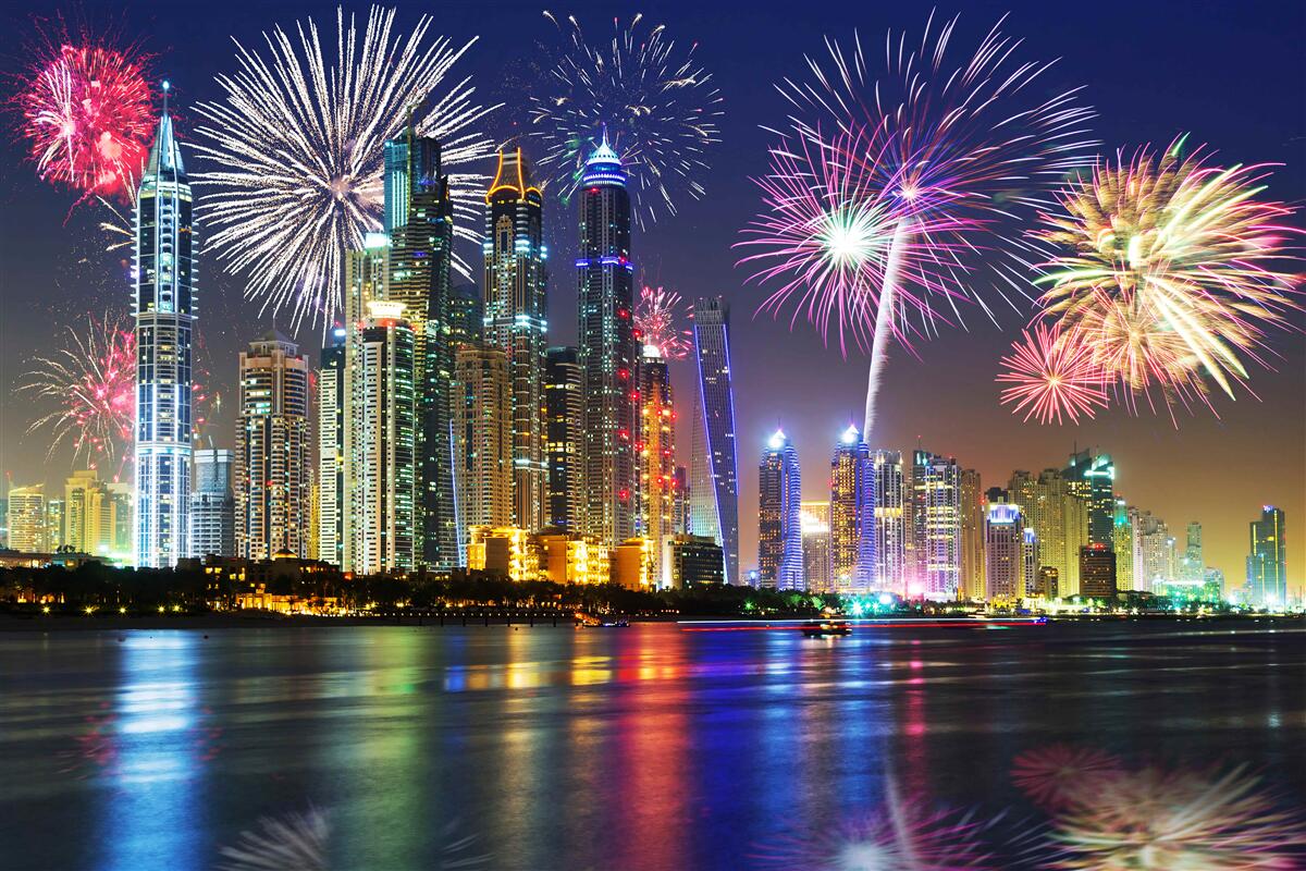Papier peint les feux d'artifice du soir illuminent la métropole de leurs feux éclatants