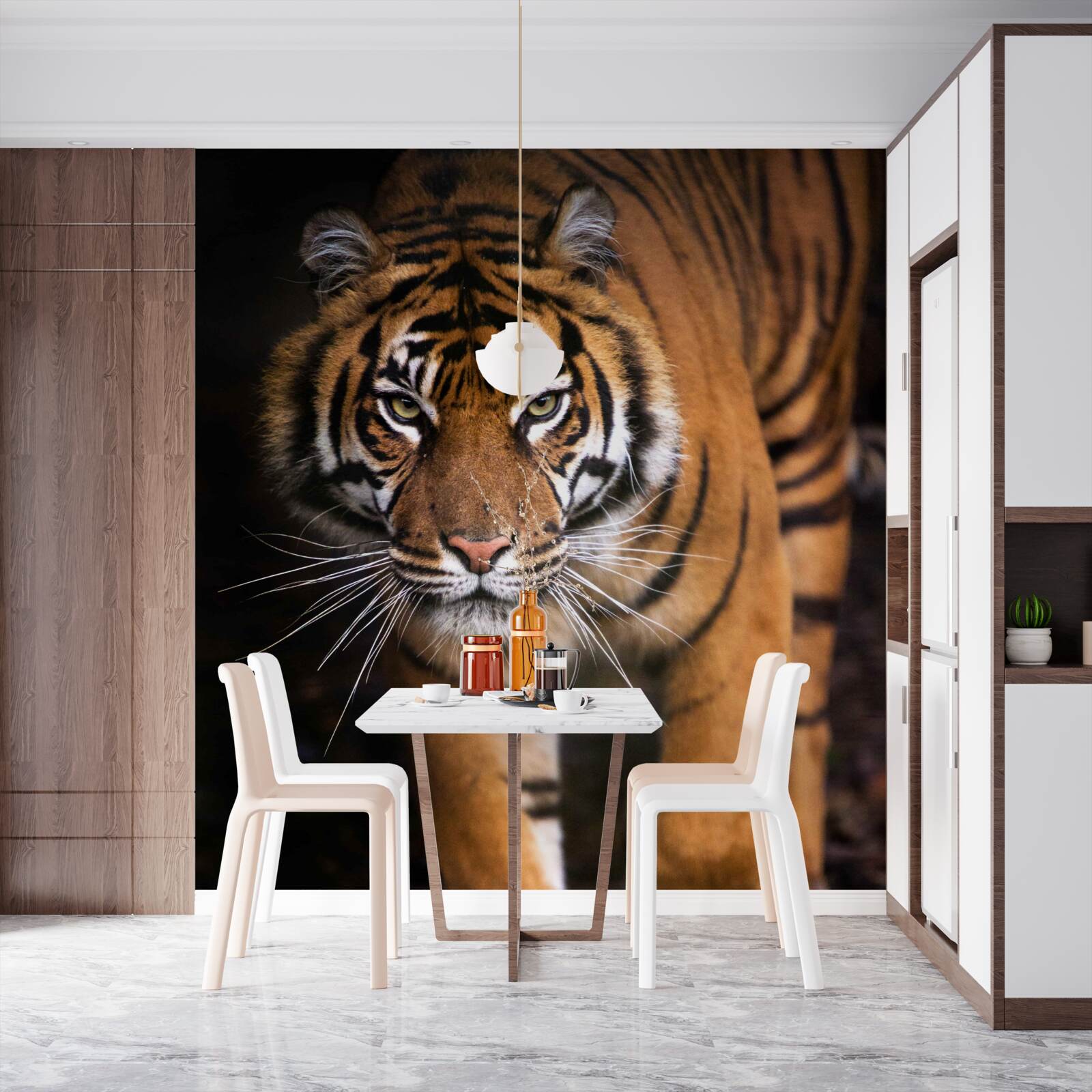 Papier peint tigre adulte sur la pointe des pieds