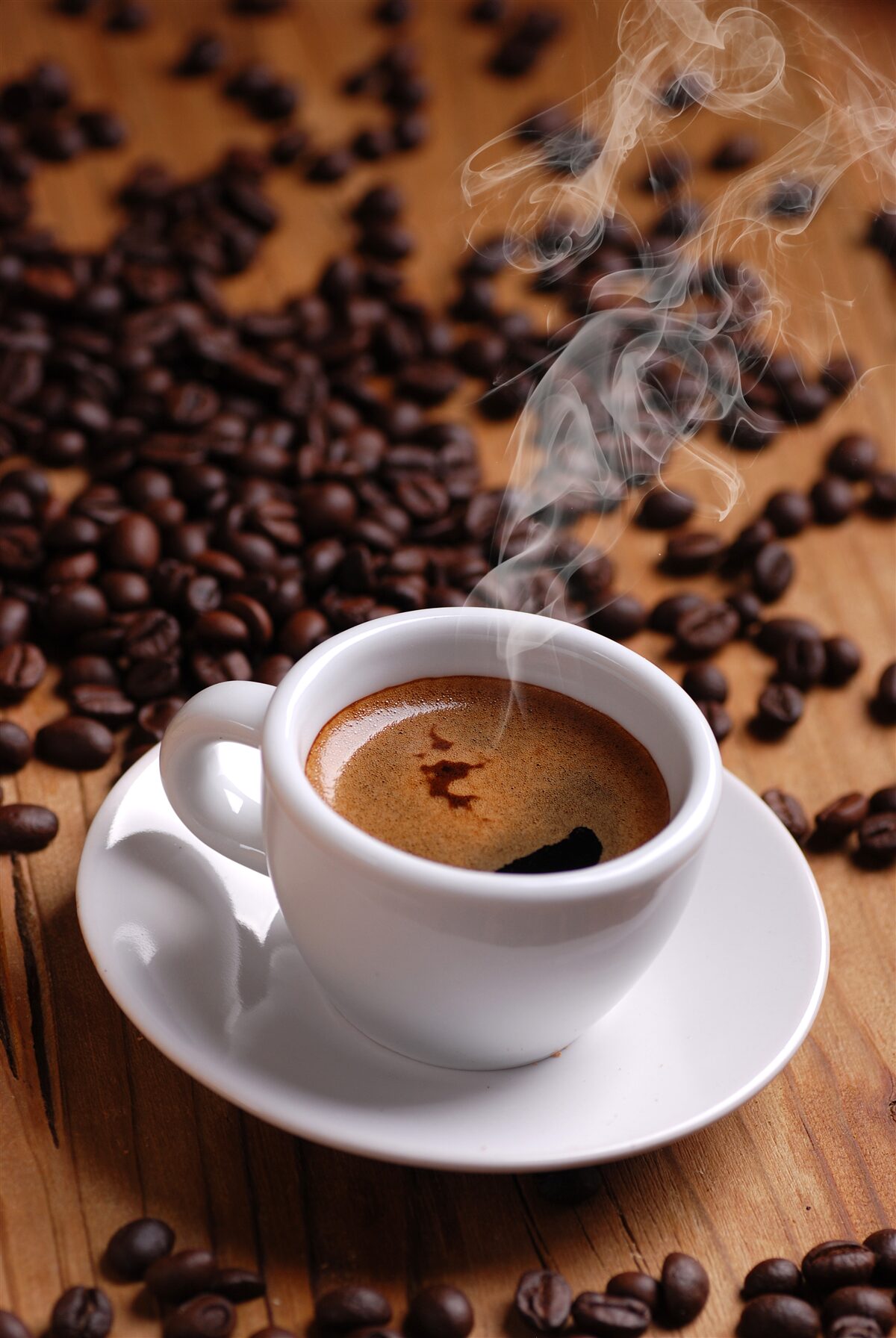 Papier peint tasse de café avec des grains émettant des arômes