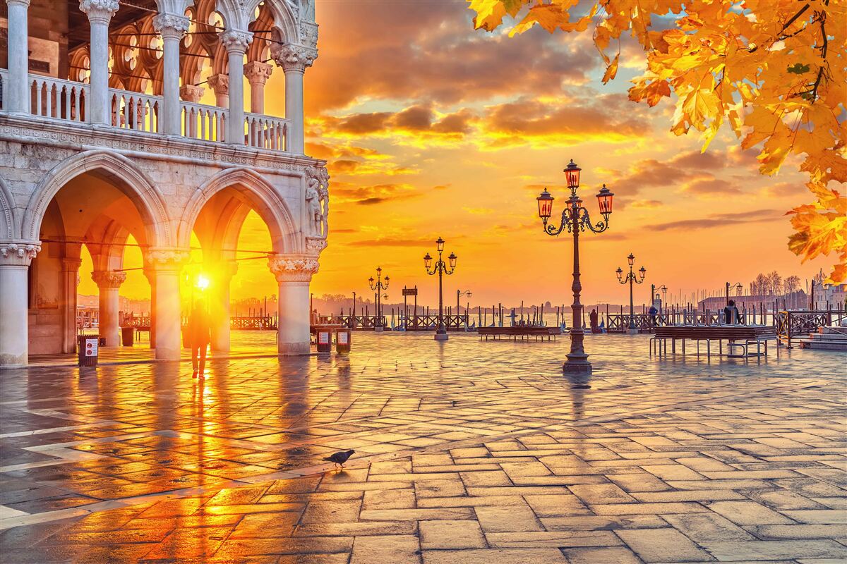 Papier peint rayons chauds et lumineux du soleil couchant sur la place principale