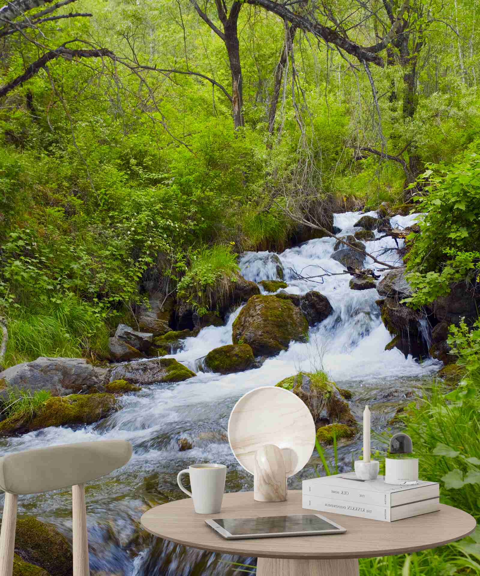 Papier peint les ruisseaux turbulents de la rivière de la forêt de montagne