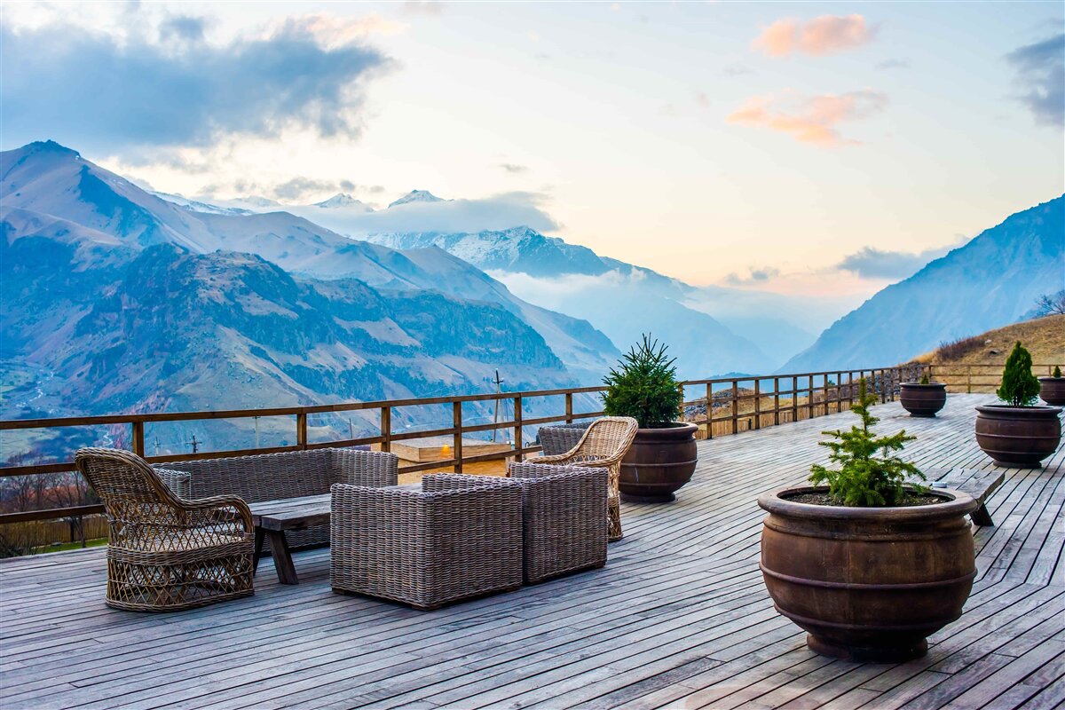 Papier peint terrasse spacieuse avec vue sur les montagnes
