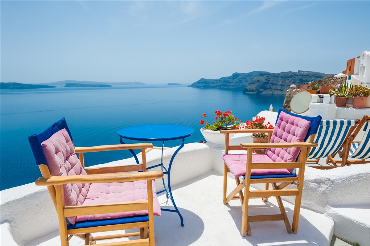 Papier peint café sur le toit près du rivage en grèce