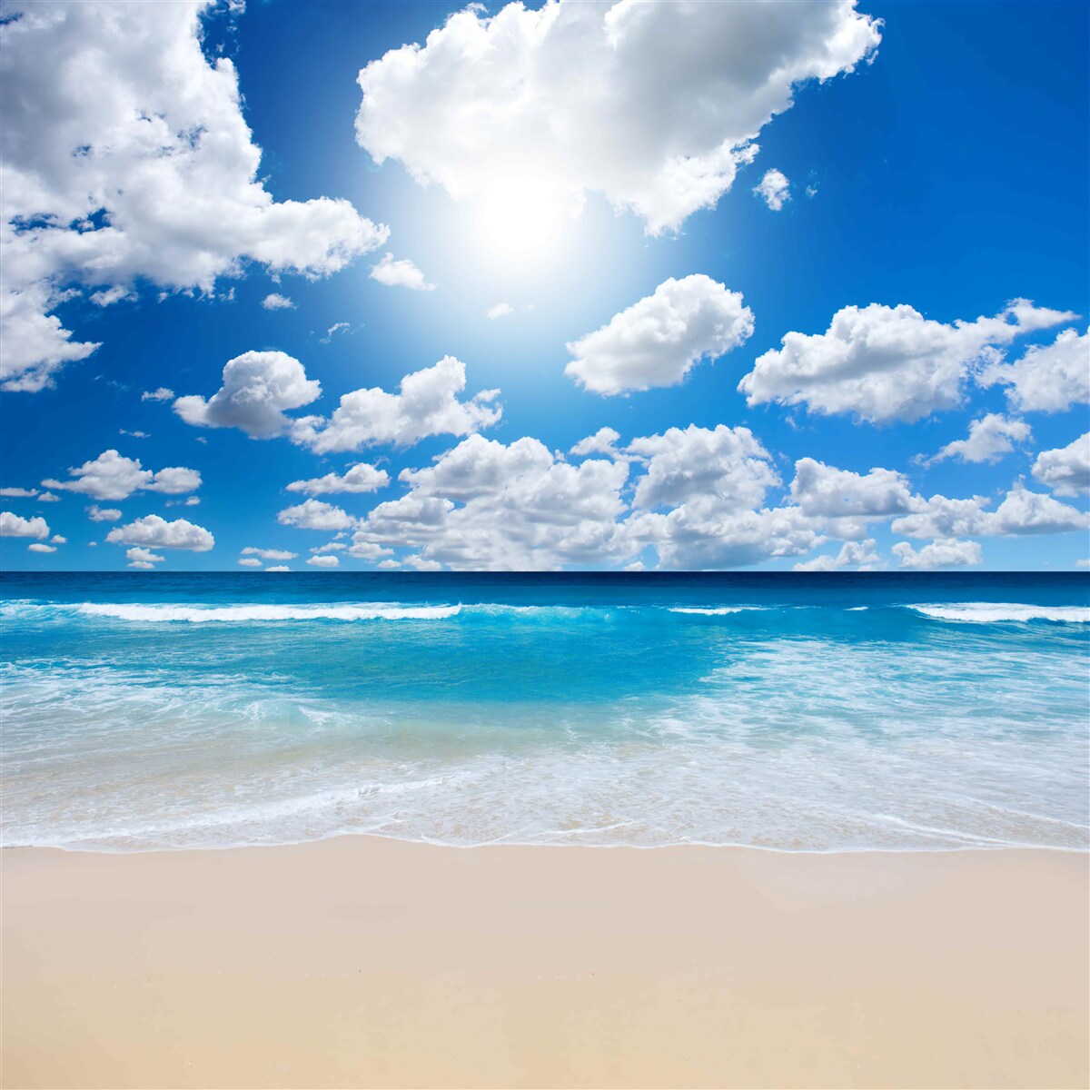 Papier peint plage avec eau bleue et mer calme