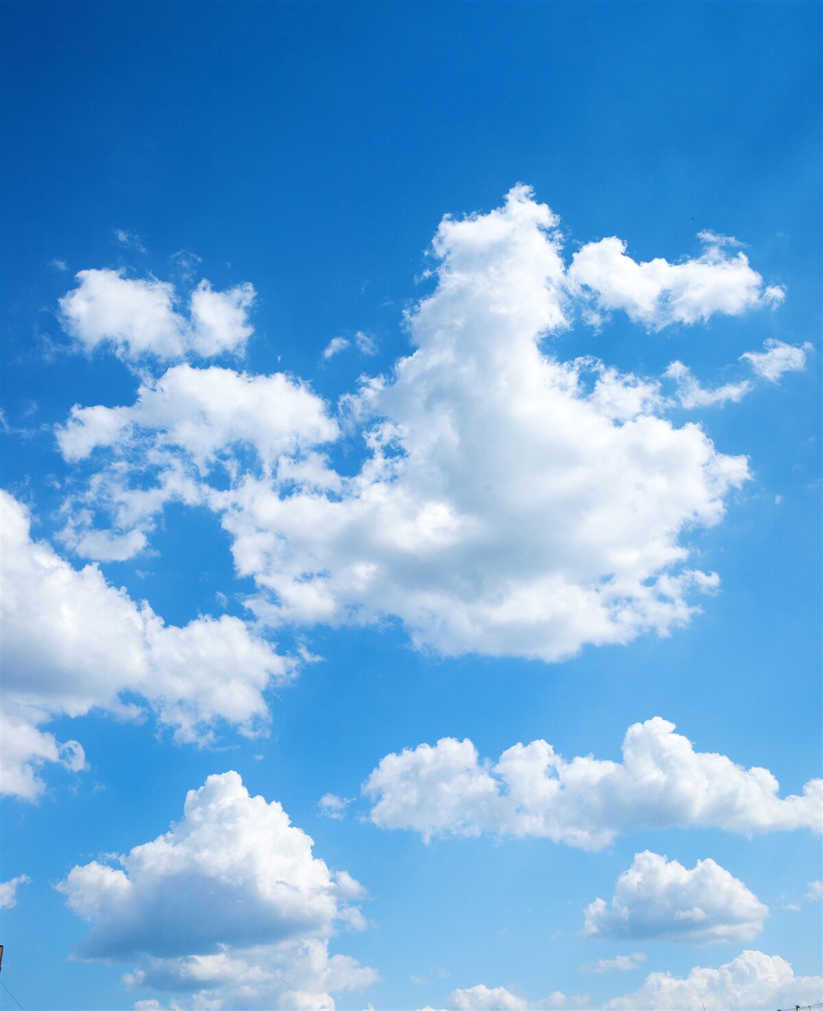 Papier peint des nuages blancs comme neige flottent dans le ciel bleu