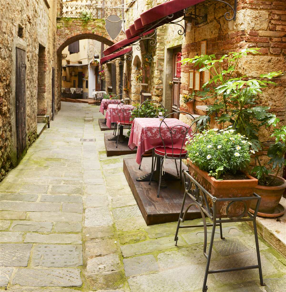 Papier peint café à l'ambiance chaleureuse dans une rue ancienne