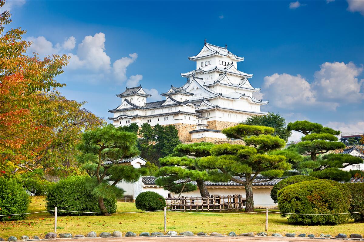 Papier peint Temple japonais dans les montagnes, entouré de verdure