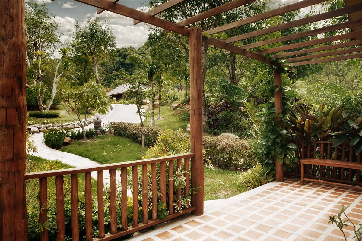 Papier peint terrasse avec confort et accès à l'étang