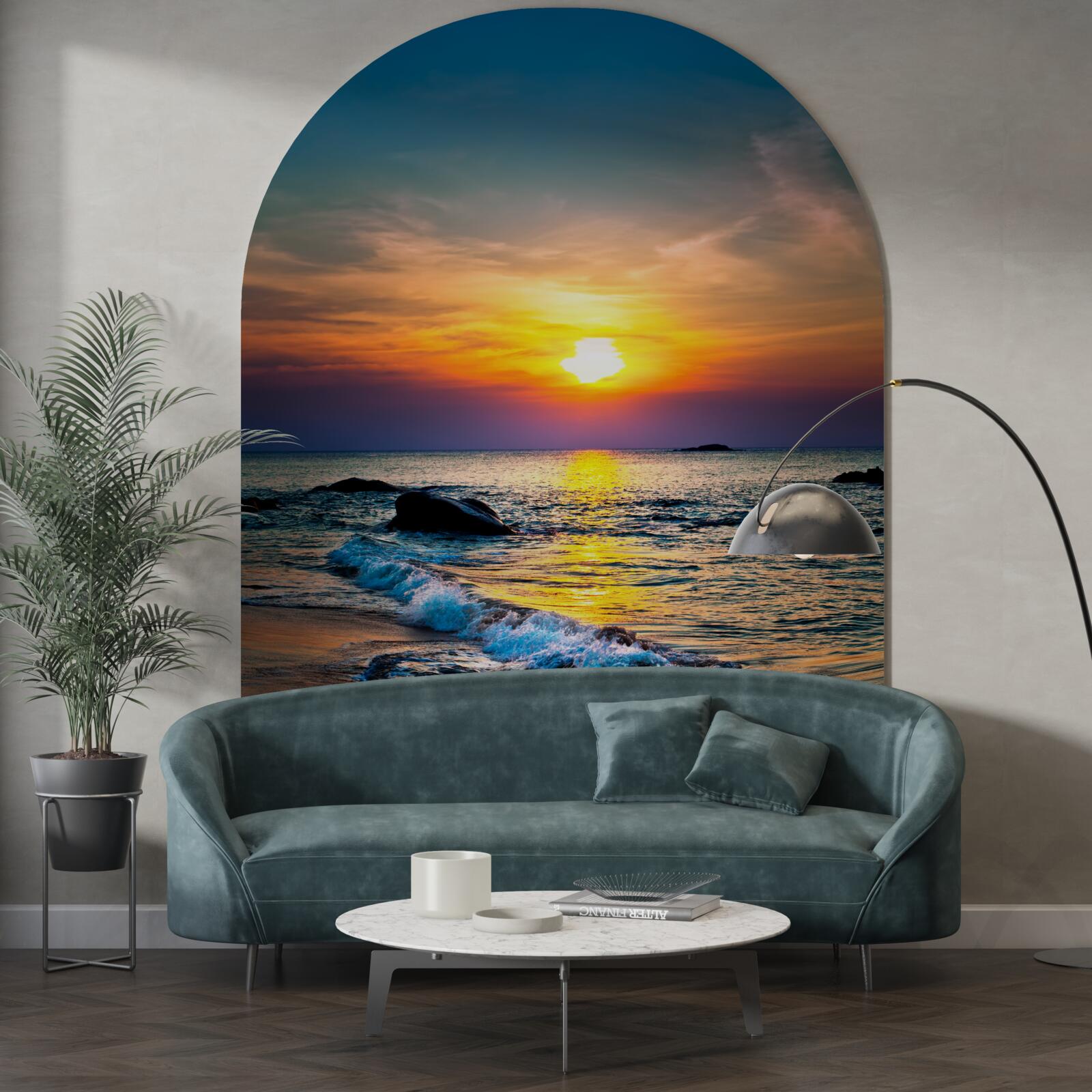Papier peint le soleil disparaît derrière l'horizon sur la mer et la côte