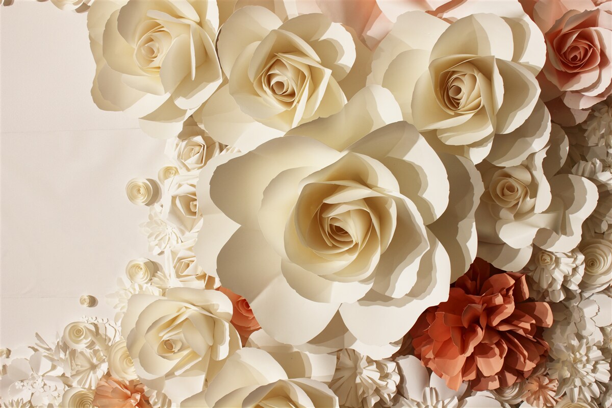 Papier peint des fleurs en argile sous forme de sculptures