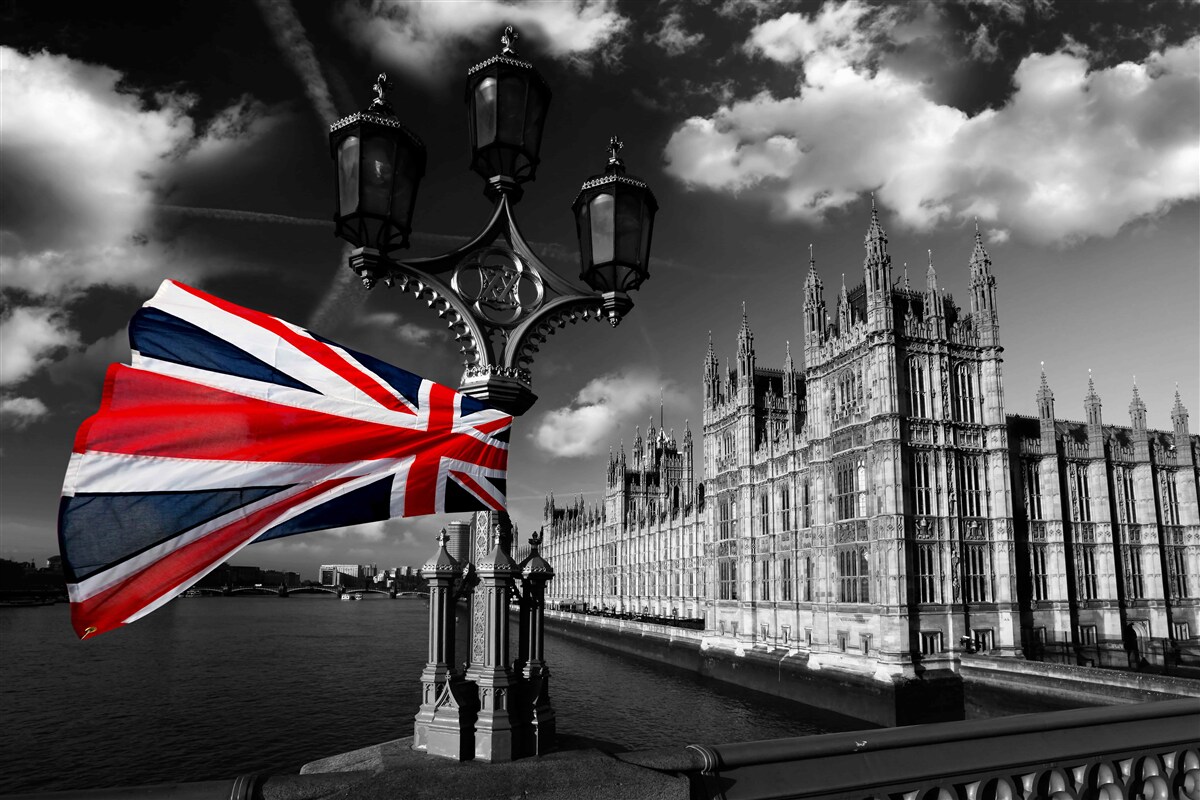 Papier peint silhouette de la ville sur fond de drapeau anglais
