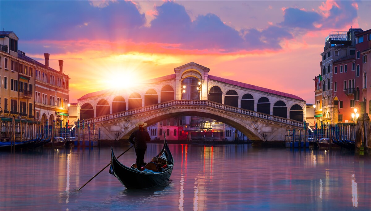 Papier peint le soleil disparaît derrière l'horizon à venise