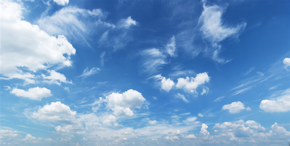 Papier peint ciel bleu clair avec des nuages blancs et floconneux