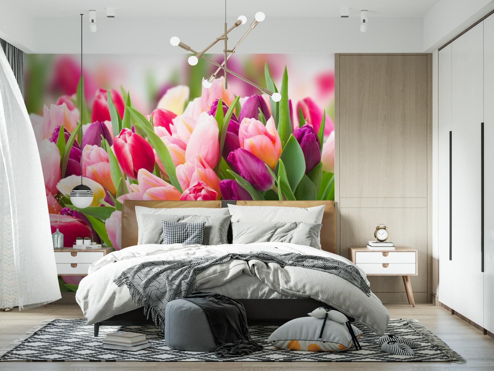 Papier peint tulipes printanières lumineuses avec feuilles vertes