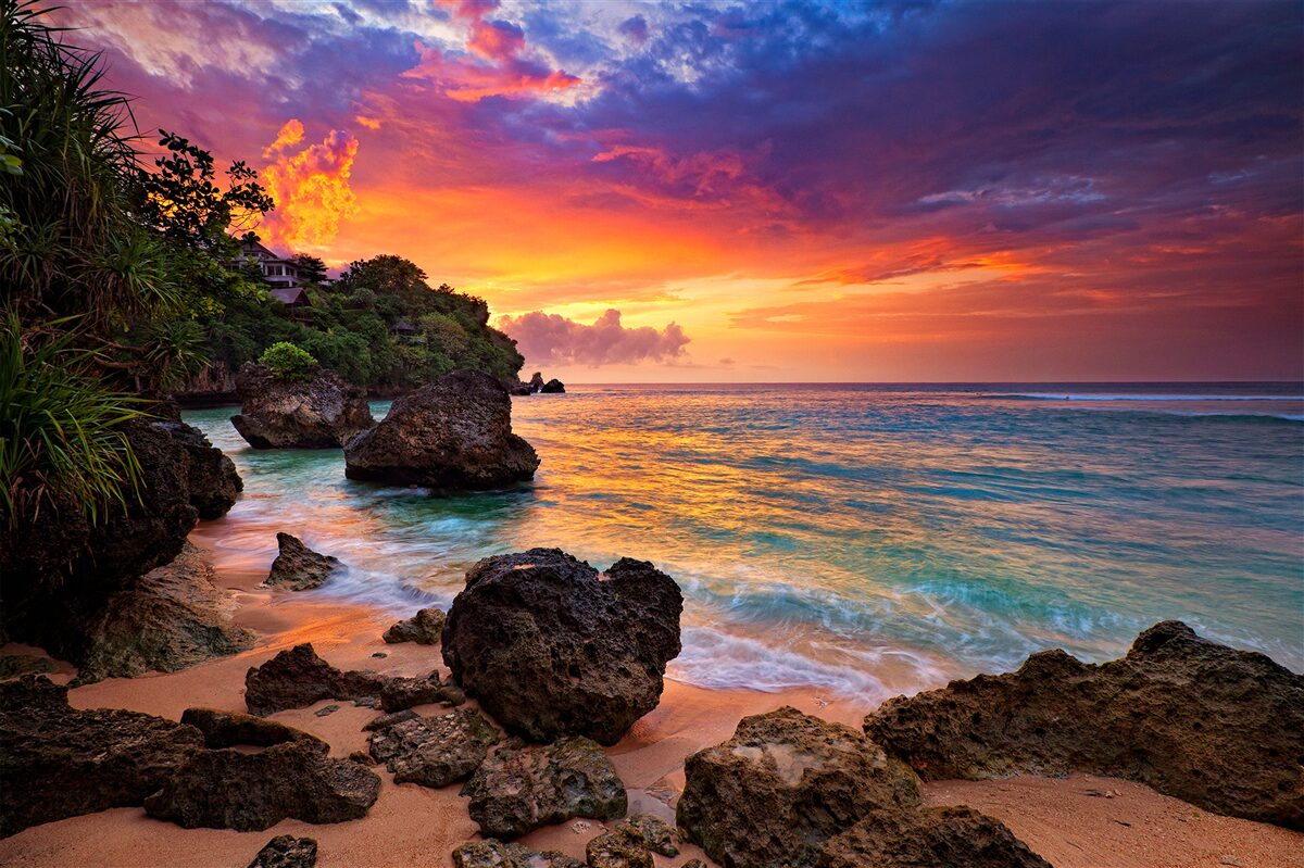 Papier peint Les couleurs d'un coucher de soleil sur une côte tropicale