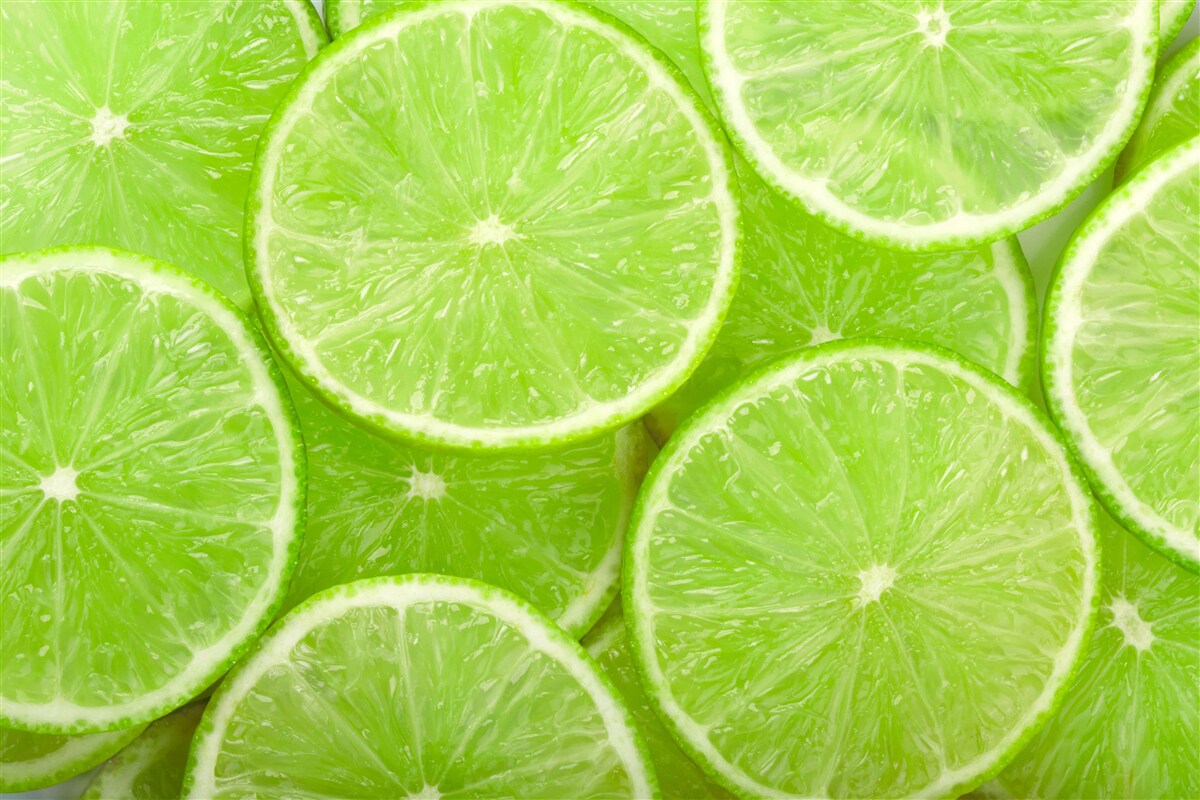 Papier peint des morceaux de citron vert mûrs