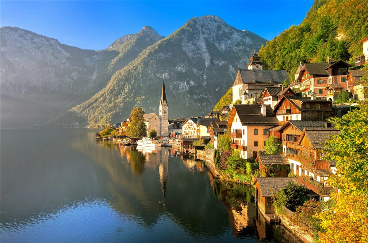 Papier peint un village suisse entouré d'étangs et de montagnes