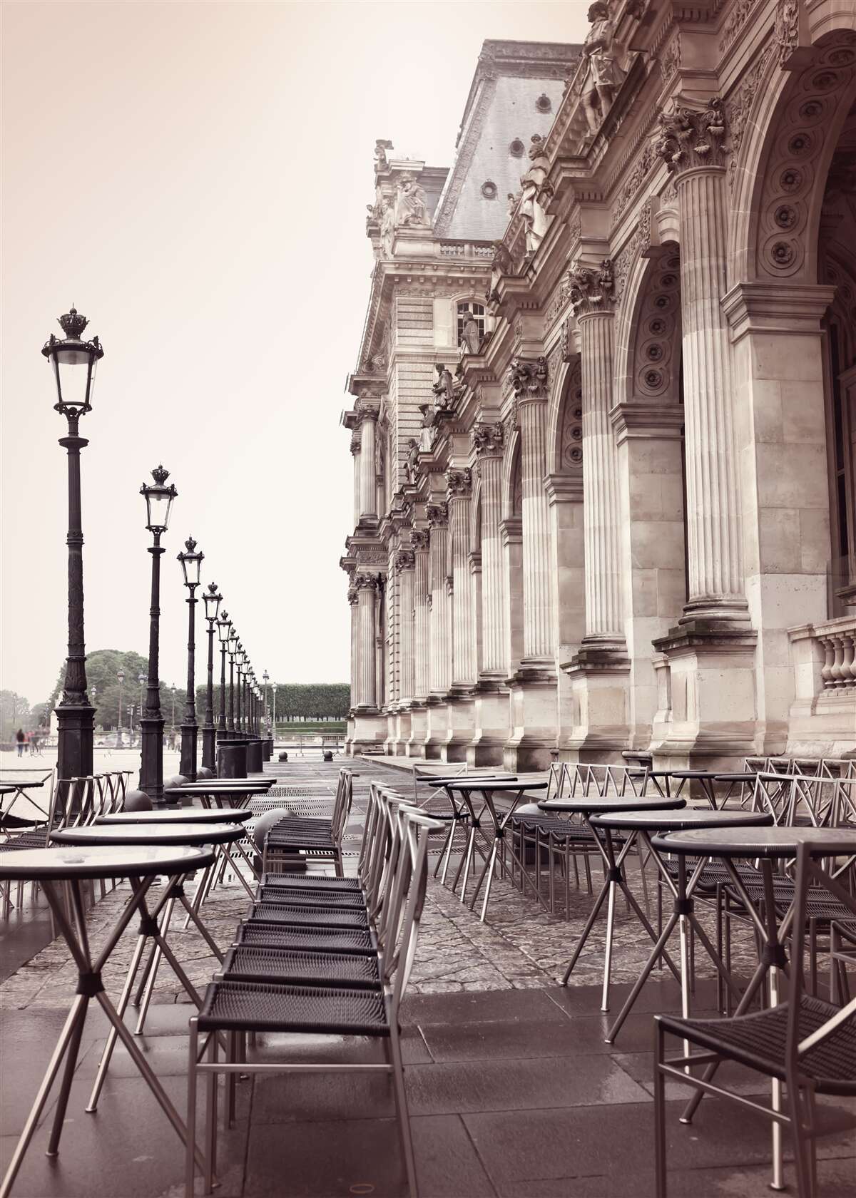 Papier peint café italien sur le quai sous la pluie