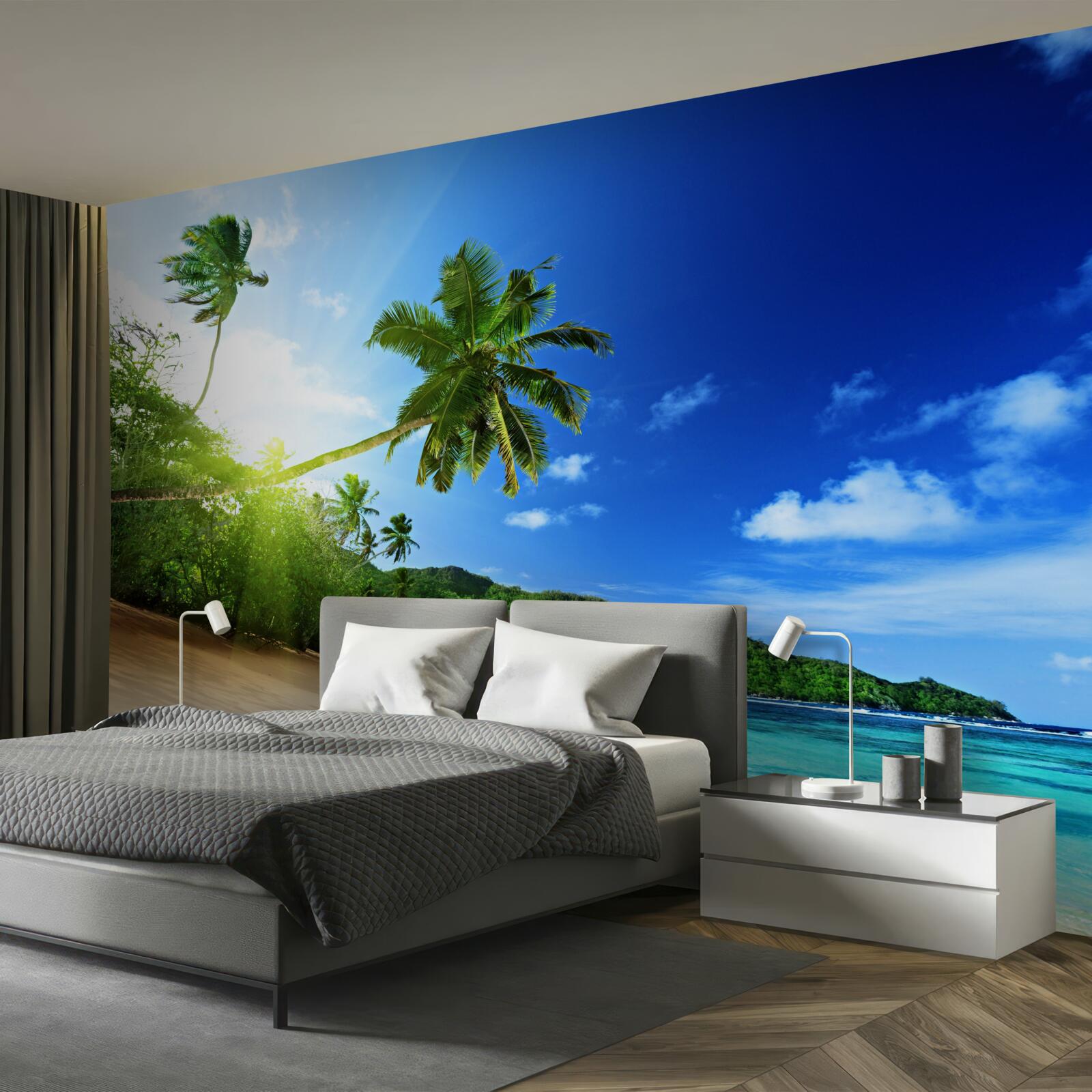 Papier peint Les rayons du soleil levant illuminent le rivage tropical de l'océan Atlantique.