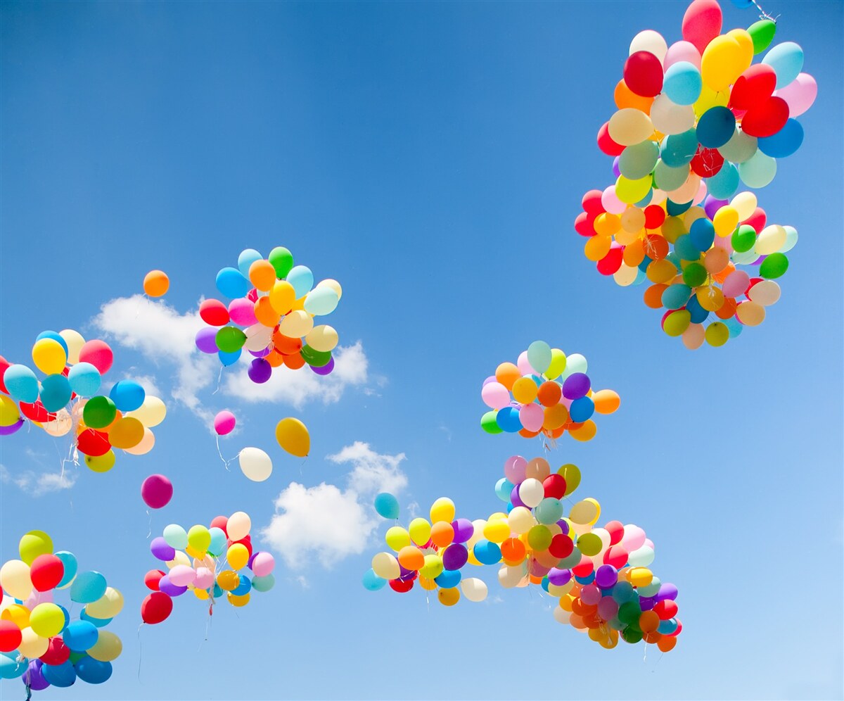Papier peint des centaines de boules colorées s'envolent dans le ciel