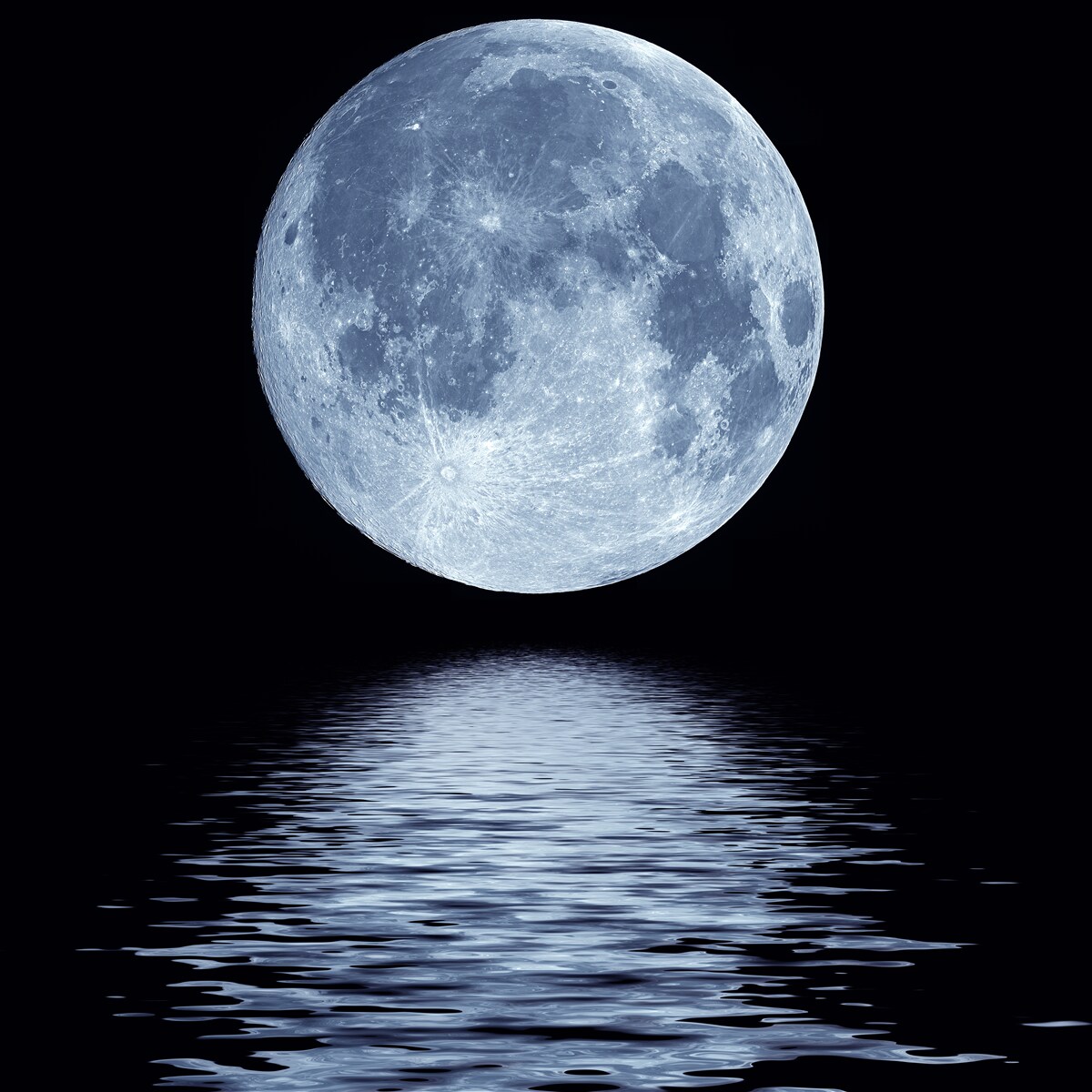 Papier peint la pleine lune est visible dans le reflet de l'eau de mer
