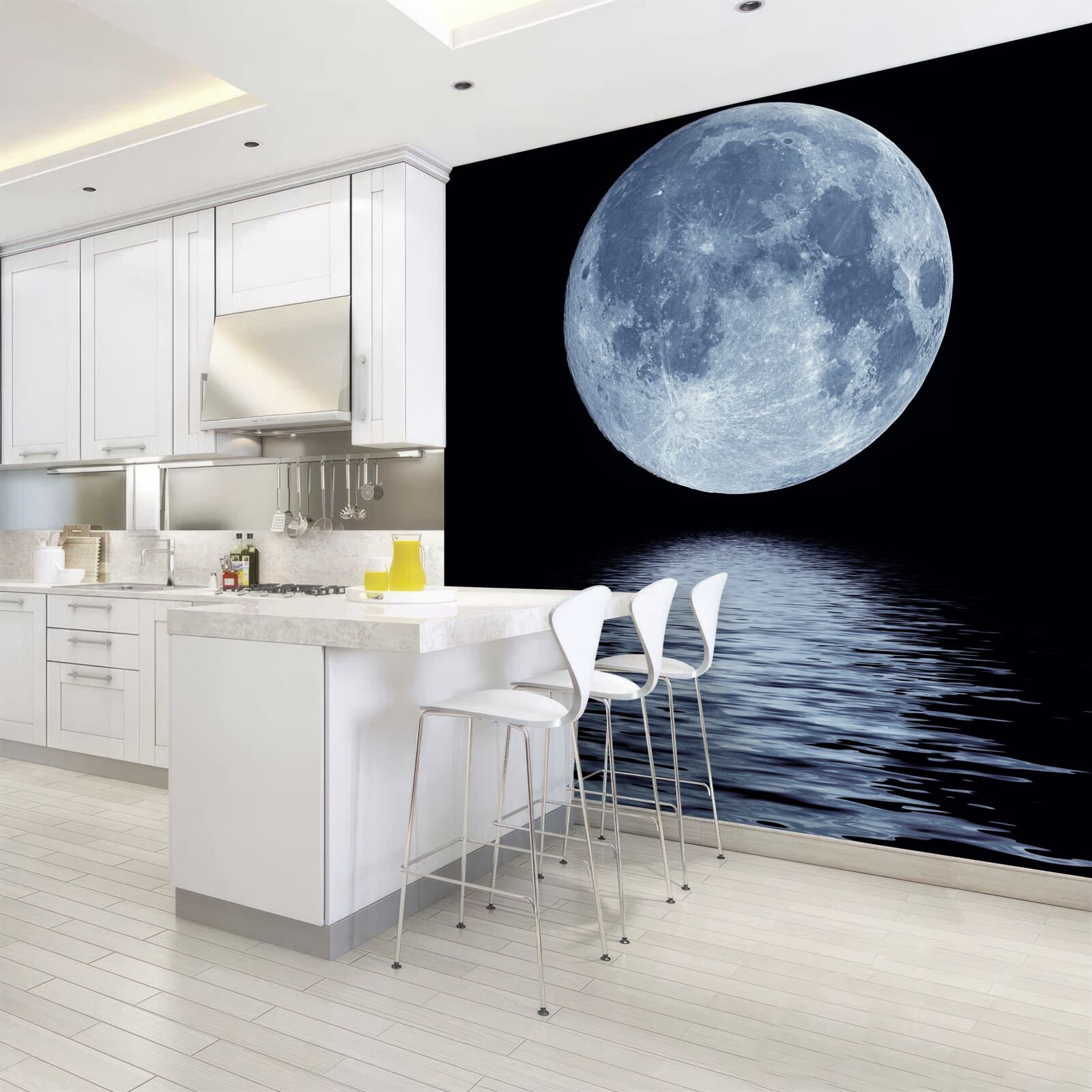Papier peint la pleine lune est visible dans le reflet de l'eau de mer