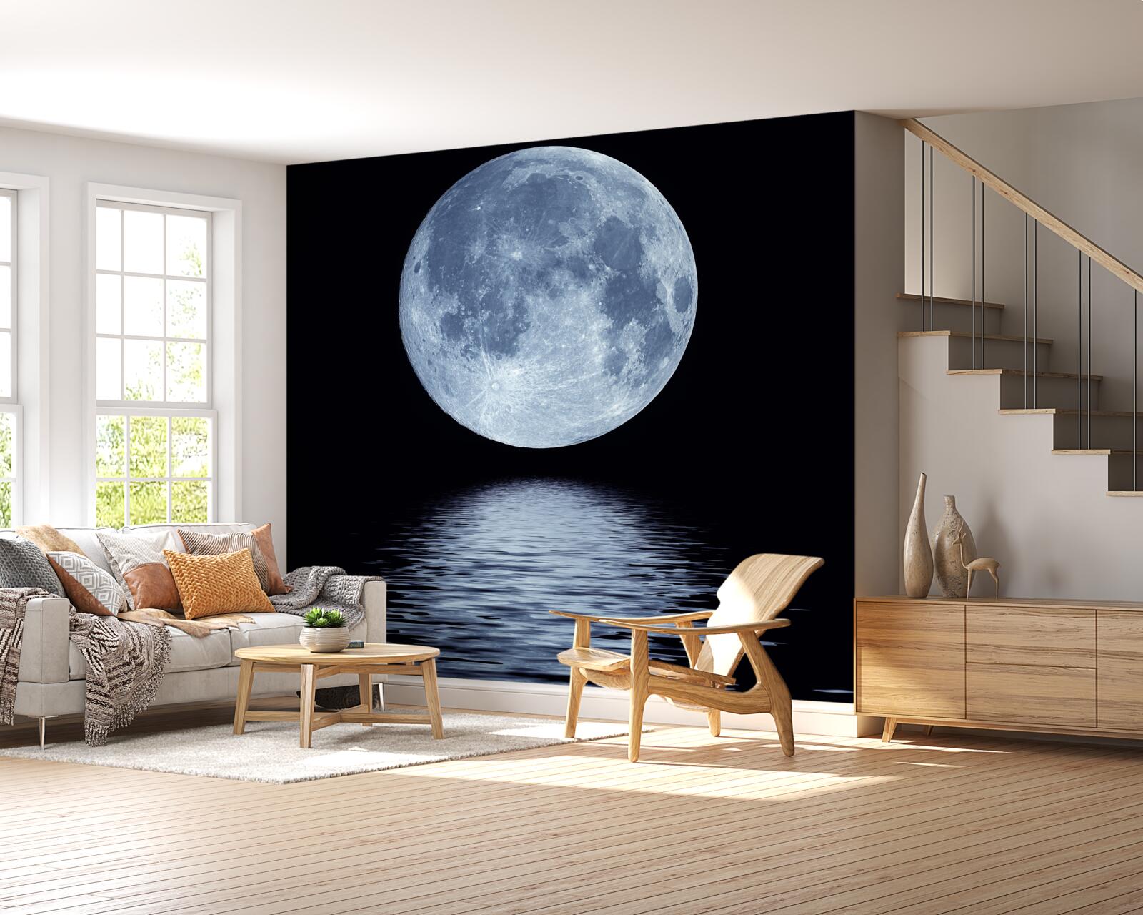 Papier peint la pleine lune est visible dans le reflet de l'eau de mer