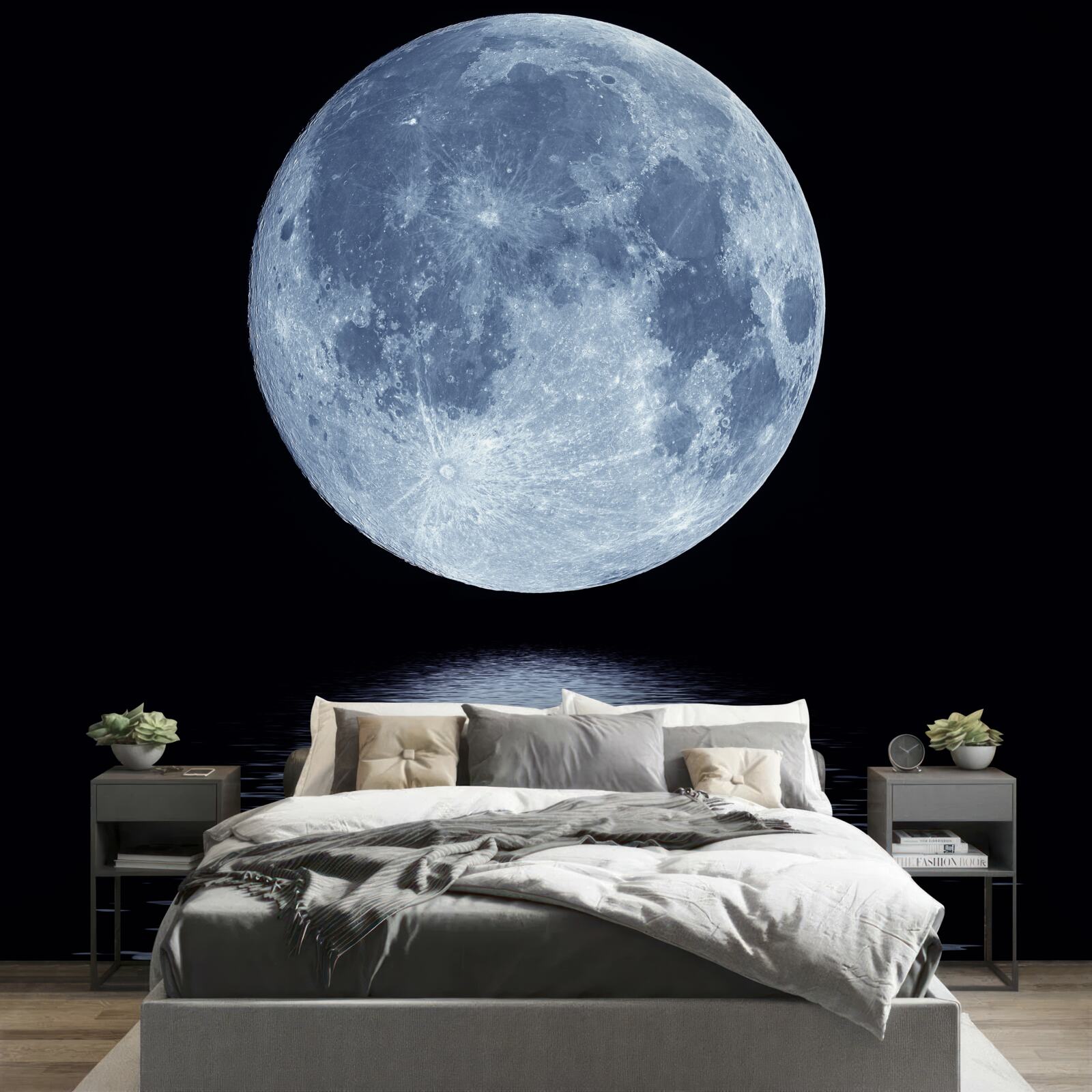 Papier peint la pleine lune est visible dans le reflet de l'eau de mer