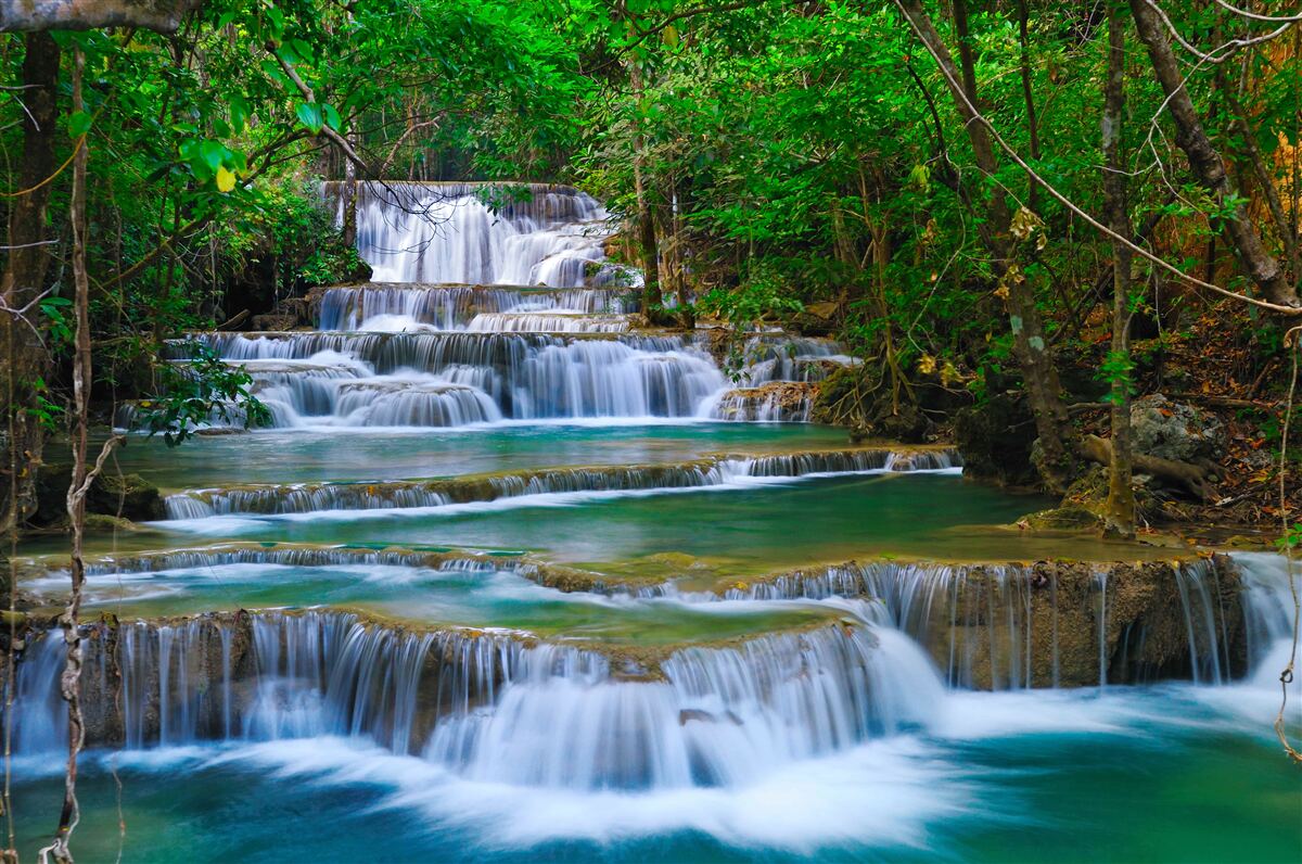 Papier peint grande cascade avec de l'eau turquoise qui tombe en cascade
