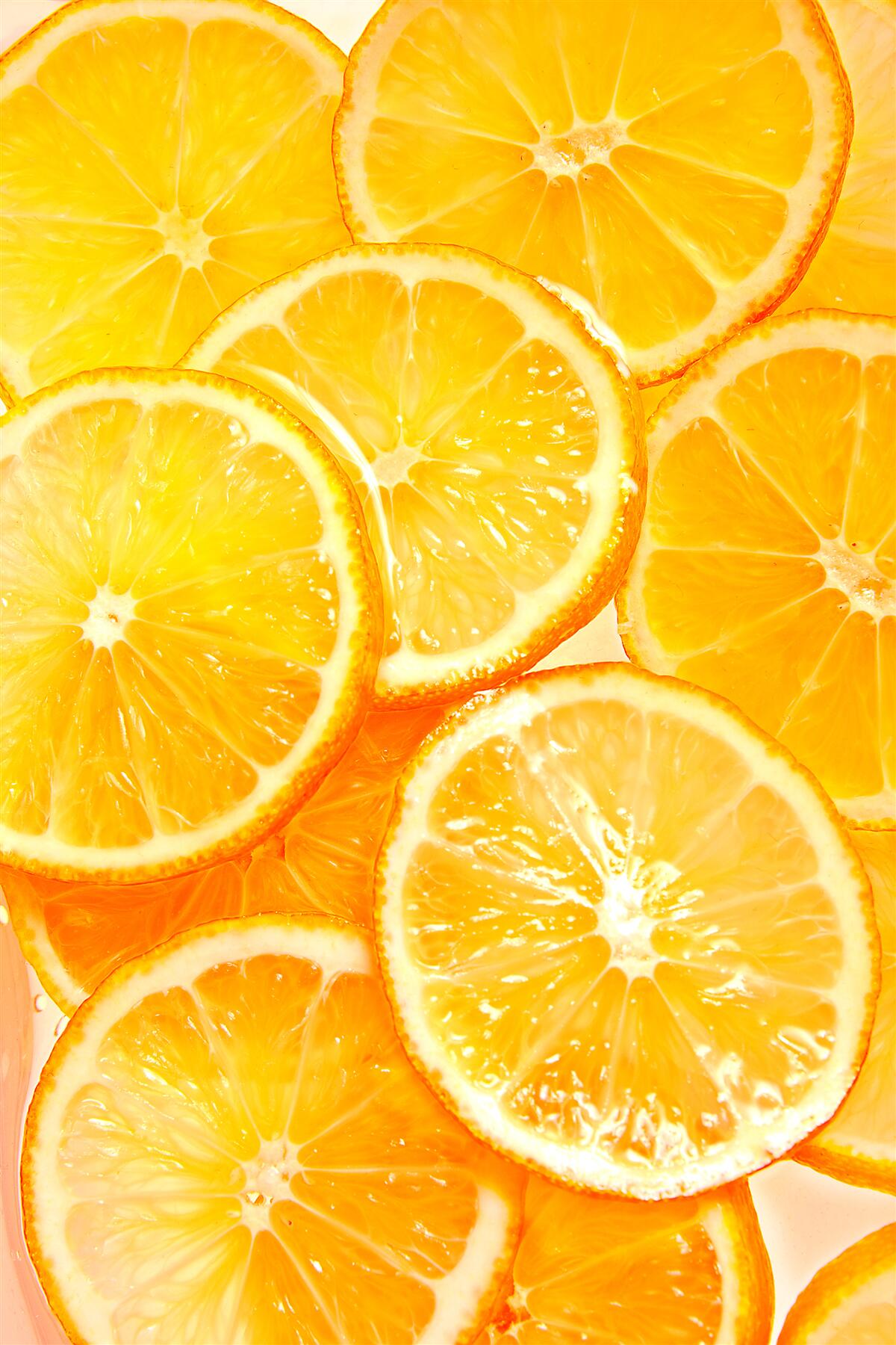 Papier peint des tranches d'orange juteuses et brillantes
