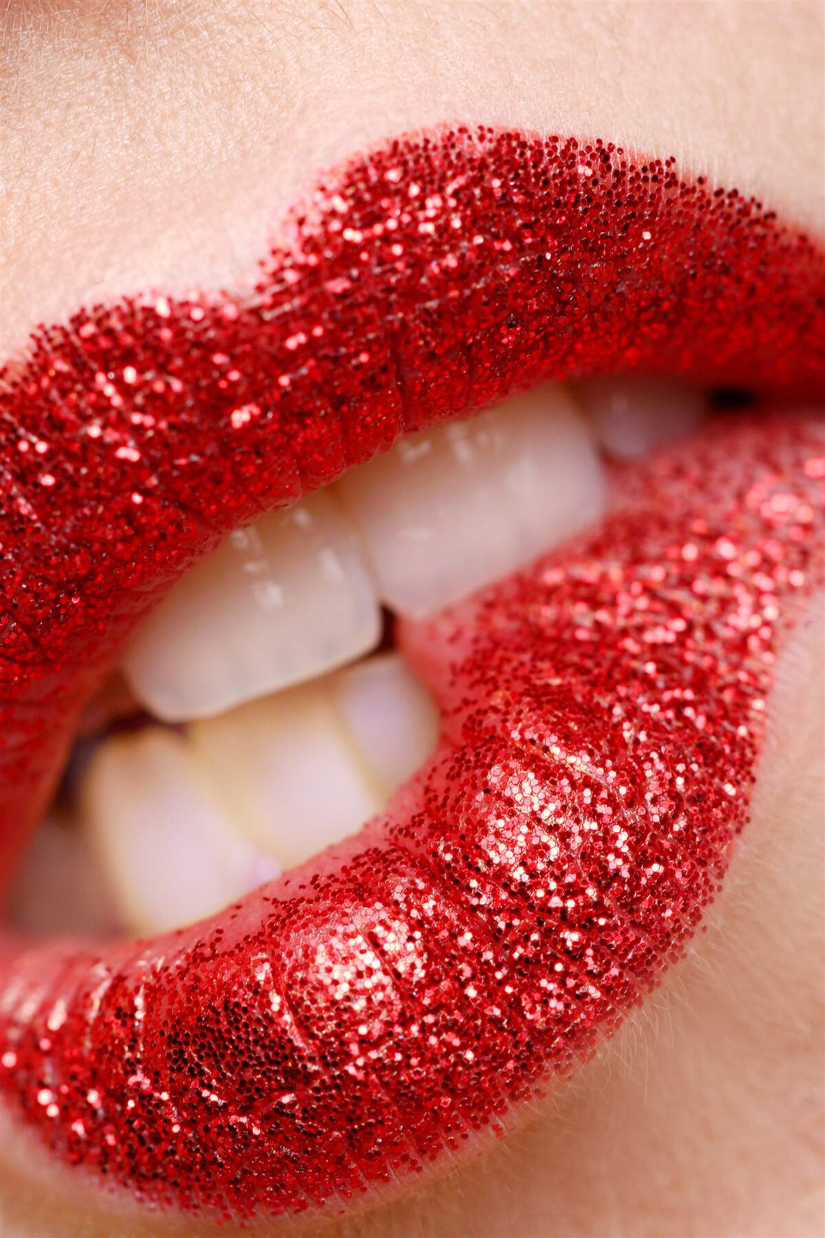 Papier peint lèvres rouges mordorées avec paillettes