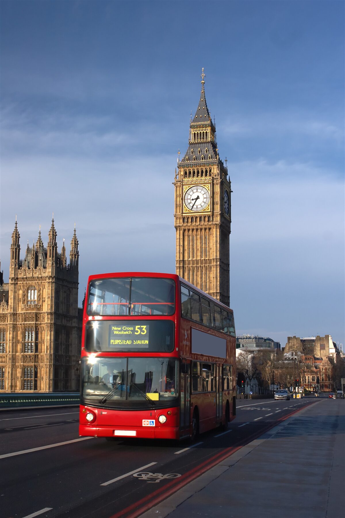 Papier peint un bus avec des passagers quitte Big Ben