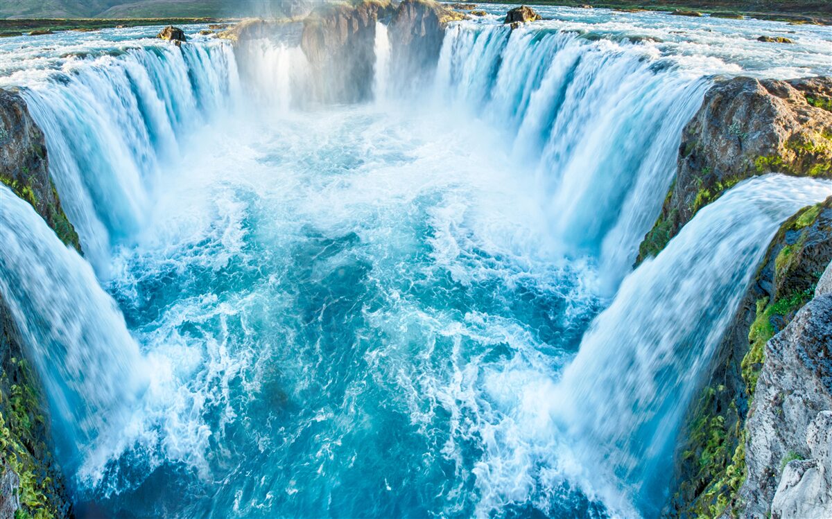 Papier peint de hautes chutes d'eau tombant en cascade