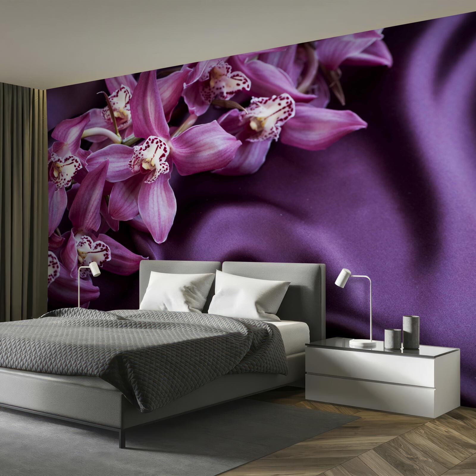 Papier peint gracieuses fleurs de lavande sur soie violette