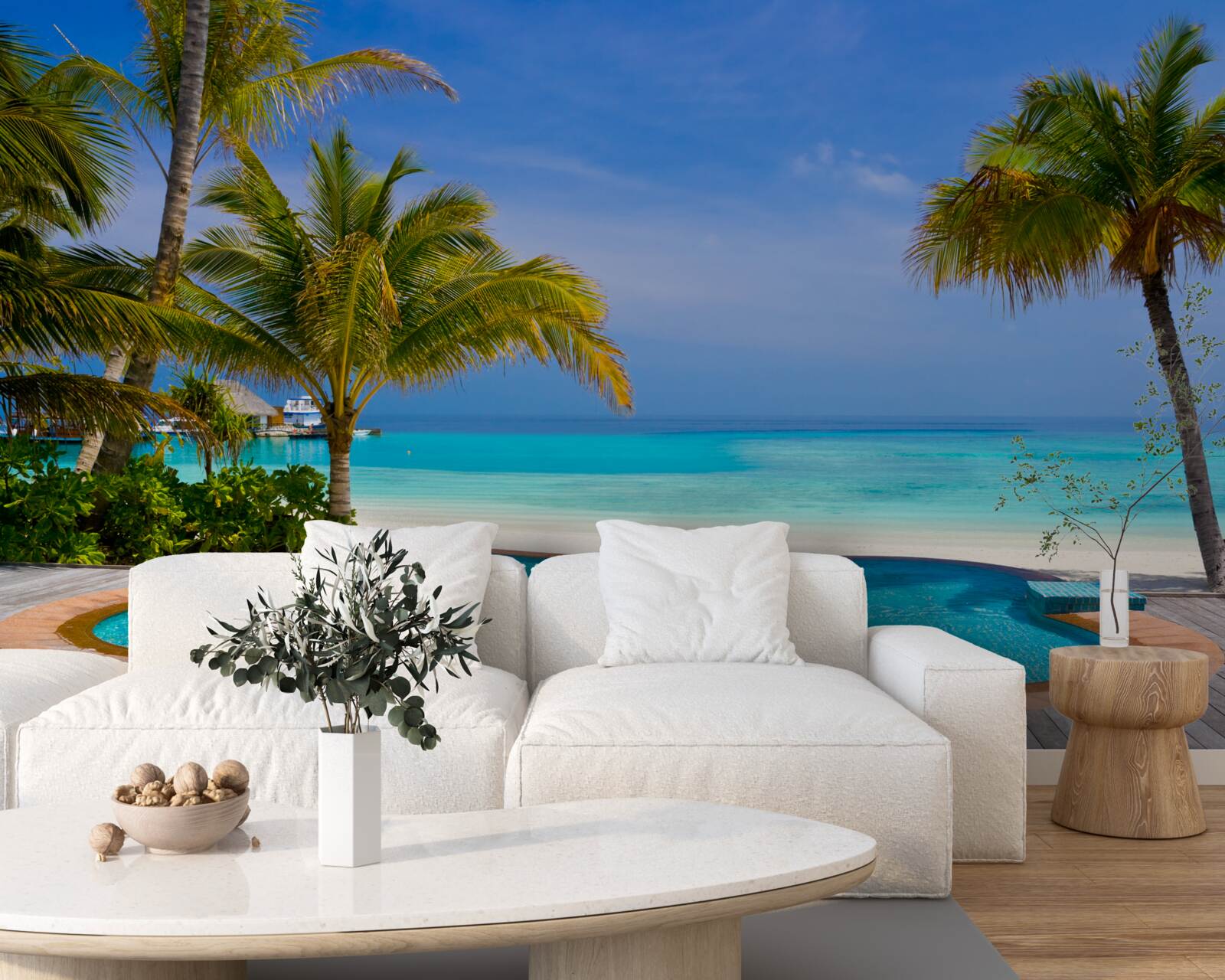 Papier peint piscine proche du rivage, entourée de palmiers
