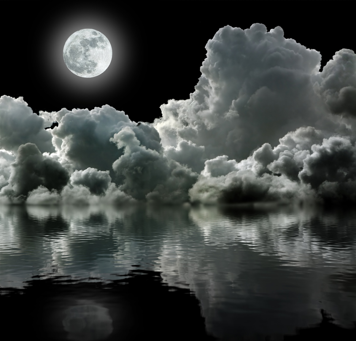 Papier peint la lune dans son plein éclat se reflète dans l'eau parmi les nuages