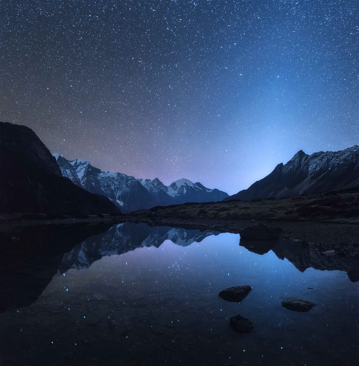 Papier peint ciel nocturne brillant plein d'étoiles dans les montagnes près de l'étang