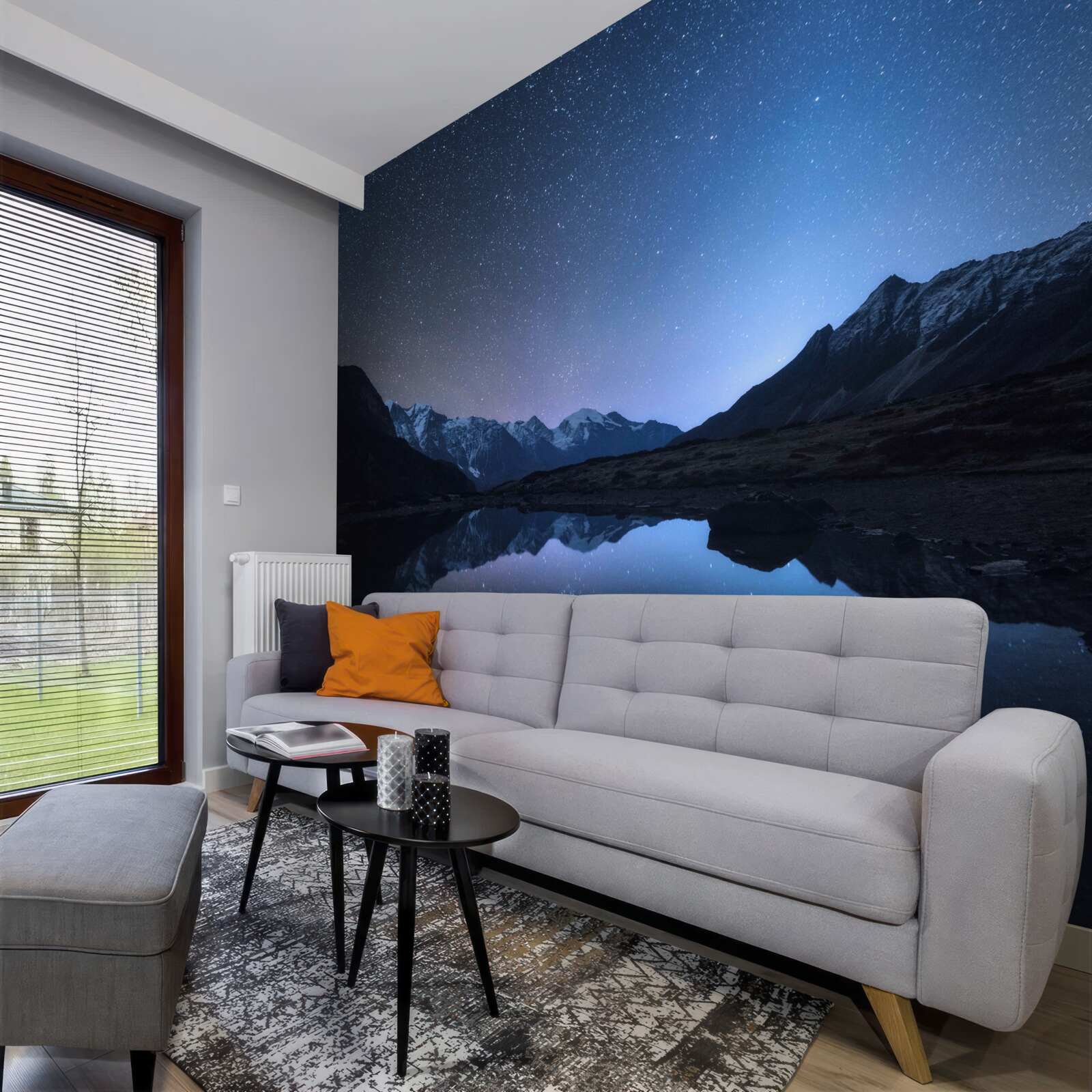 Papier peint ciel nocturne brillant plein d'étoiles dans les montagnes près de l'étang