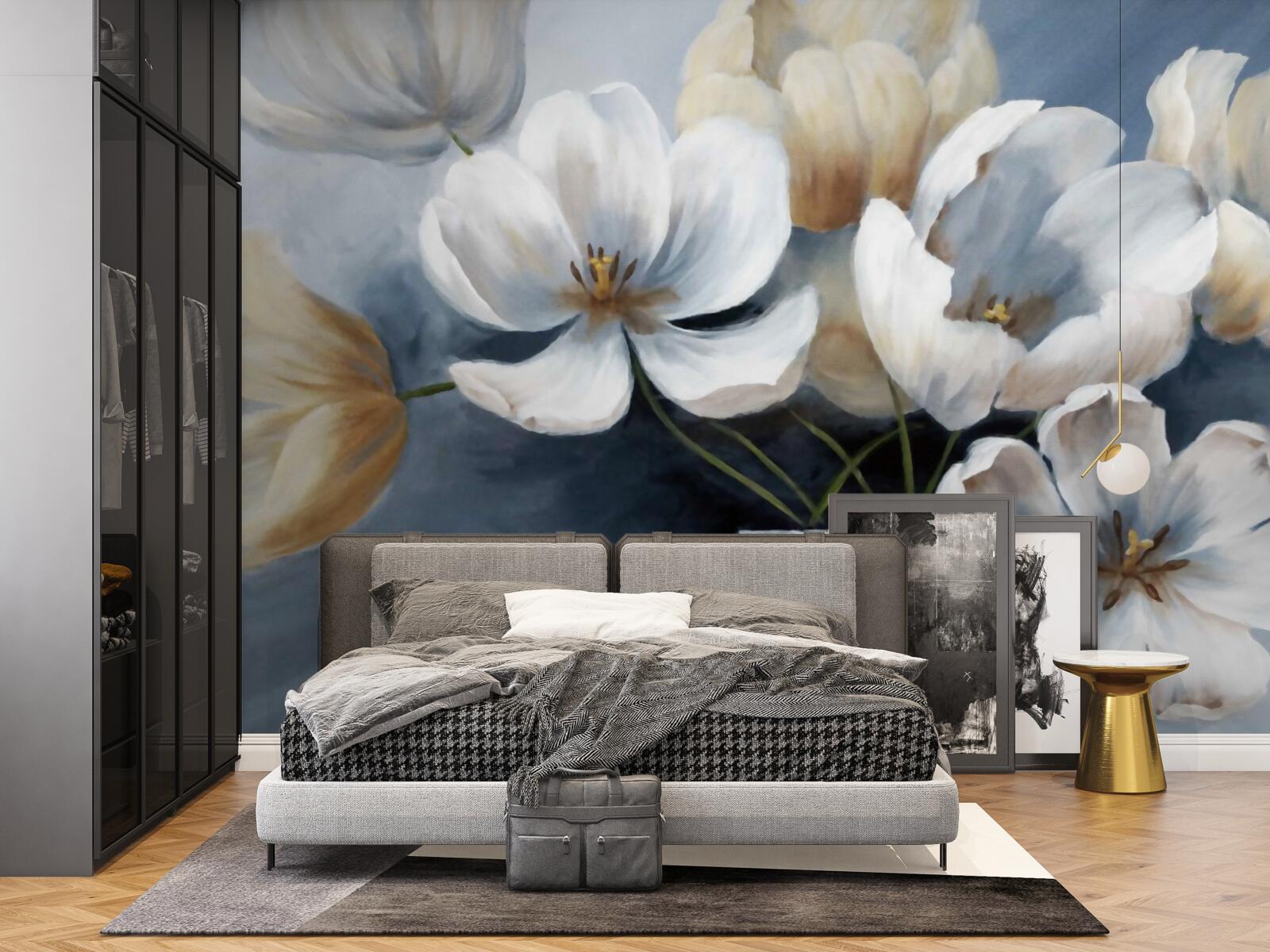 Papier peint peinture avec de grandes fleurs lumineuses