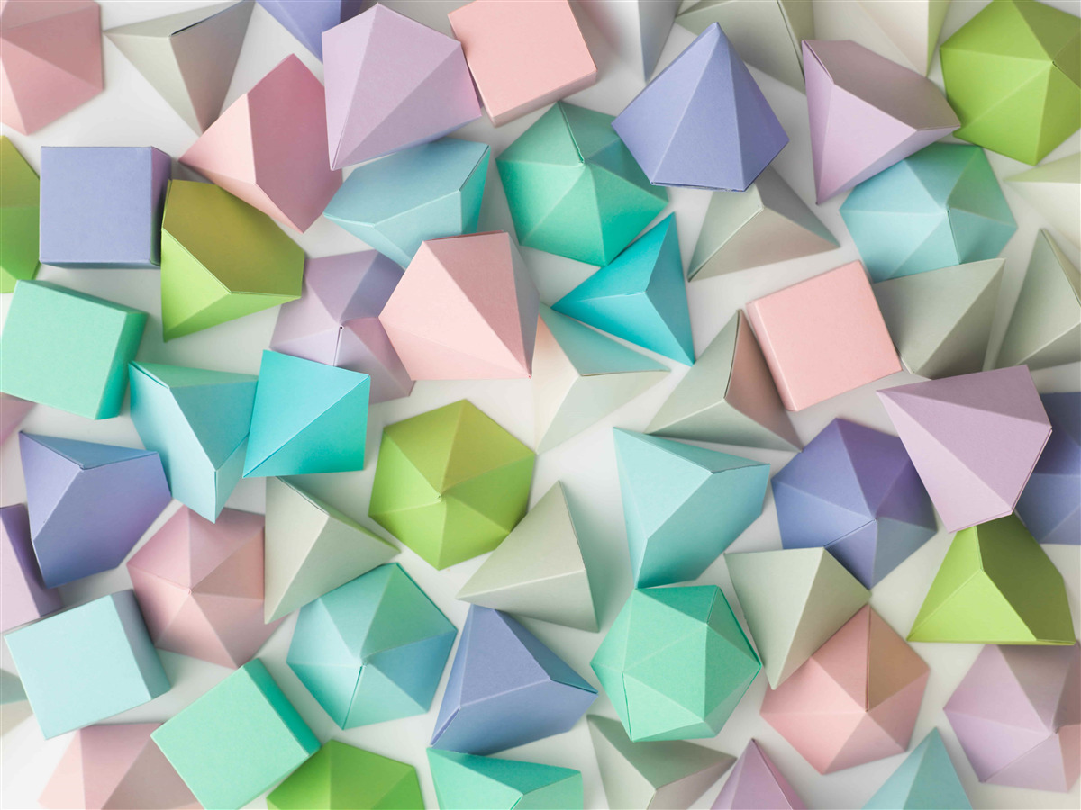 Papier peint des figures volumétriques de couleurs et de formes variées