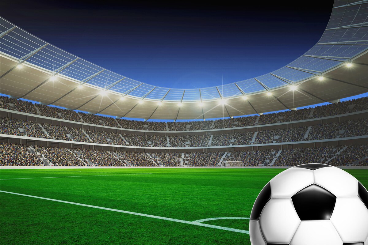 Papier peint un ballon de football gît sur le terrain