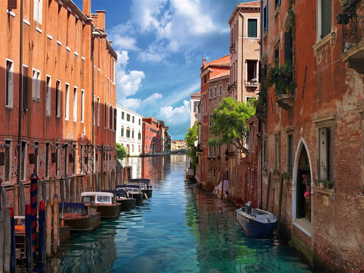 Papier peint passage étroit entre les bâtiments à venise