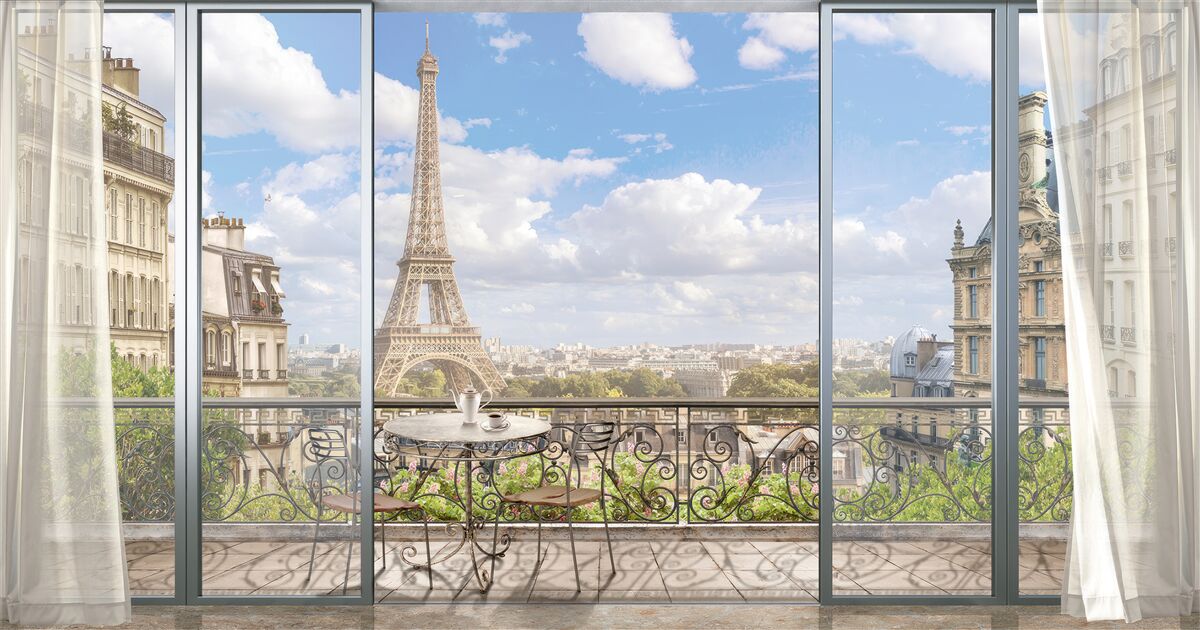 Papier peint vue sur la tour eiffel depuis le balcon